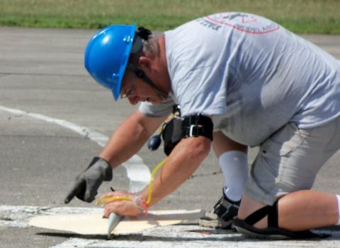 Mike Greb pitting F2C.