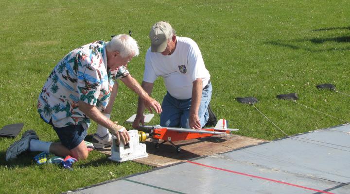 Bob Heywood (right) assists Paul Smith as he prepares his MO-1 for a flight in the internal combustion Profile event.